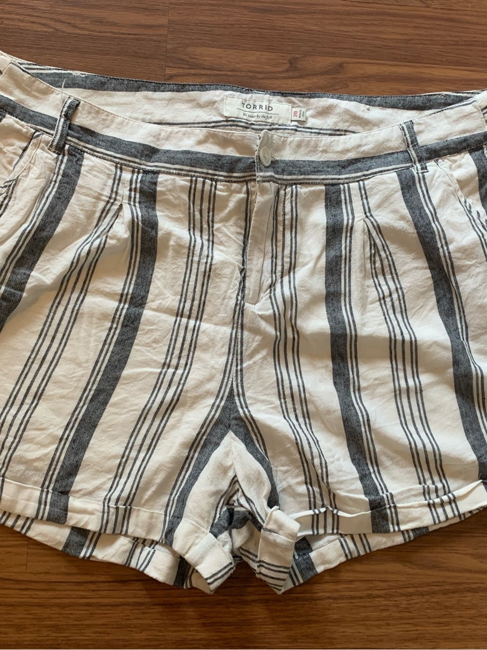 torrid White and Dark Blue Vertical Stripe High-Rise Shorts Rayon Linen Blend 20